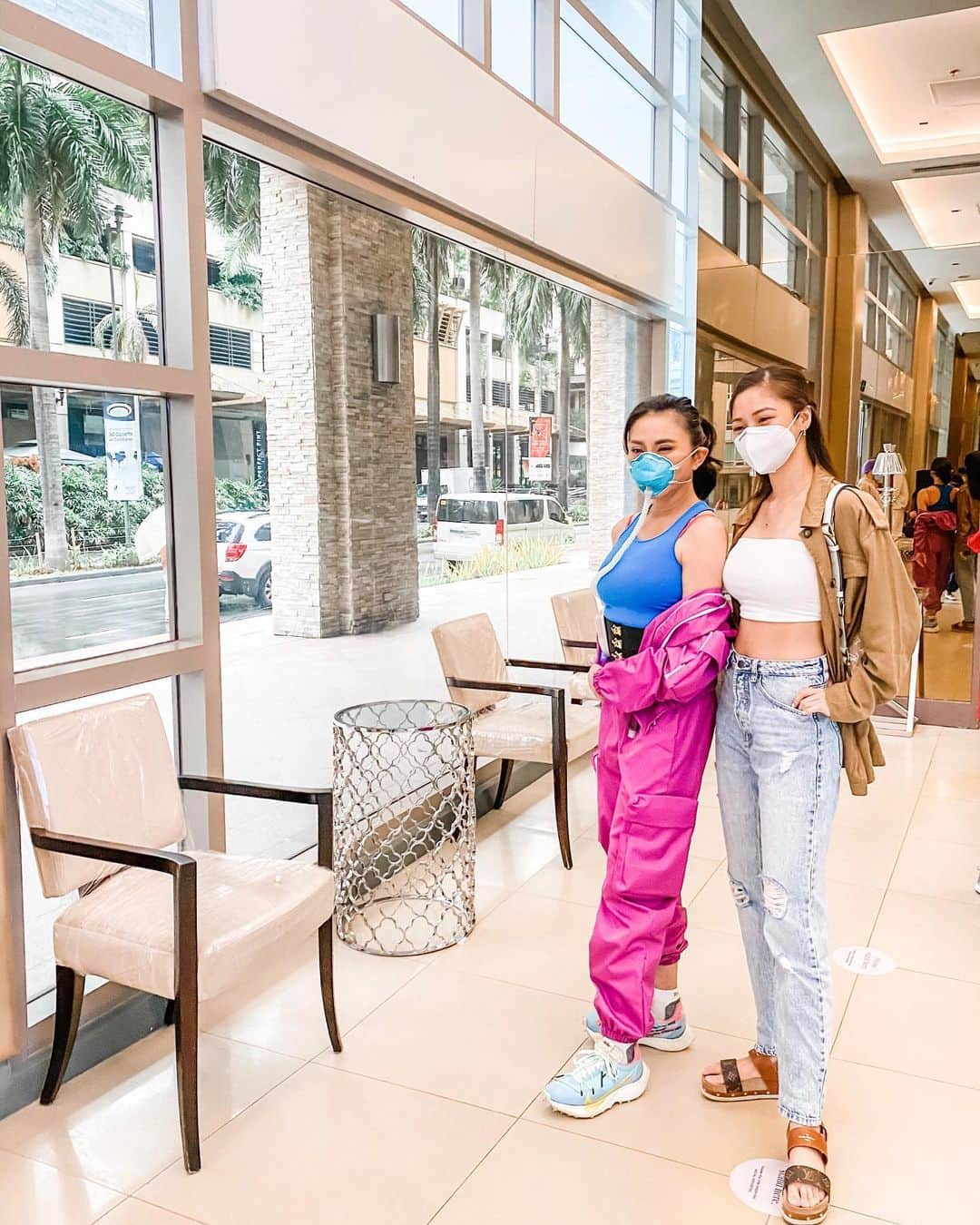 Kim Chiuさんのインスタグラム写真 - (Kim ChiuInstagram)「Finally, @belobeauty day!💗💗💗 Felt safe and relaxed! The entire Belo clinic is thoroughly sanitized. Doctors and Nurses are in their respective colors of PPE!👍🏻 Cool!!! Glad to see dra belo today!💗 Thank you as always dra @victoria_belo 💋 love your outfit!!!✨ Stay sexy and fab as always!!!!😘 Love you!!! Book your #belobeautyday now!📞」7月29日 16時53分 - chinitaprincess