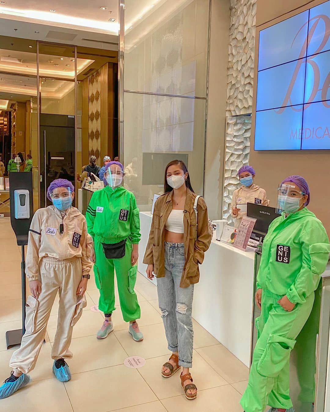 Kim Chiuさんのインスタグラム写真 - (Kim ChiuInstagram)「Finally, @belobeauty day!💗💗💗 Felt safe and relaxed! The entire Belo clinic is thoroughly sanitized. Doctors and Nurses are in their respective colors of PPE!👍🏻 Cool!!! Glad to see dra belo today!💗 Thank you as always dra @victoria_belo 💋 love your outfit!!!✨ Stay sexy and fab as always!!!!😘 Love you!!! Book your #belobeautyday now!📞」7月29日 16時53分 - chinitaprincess