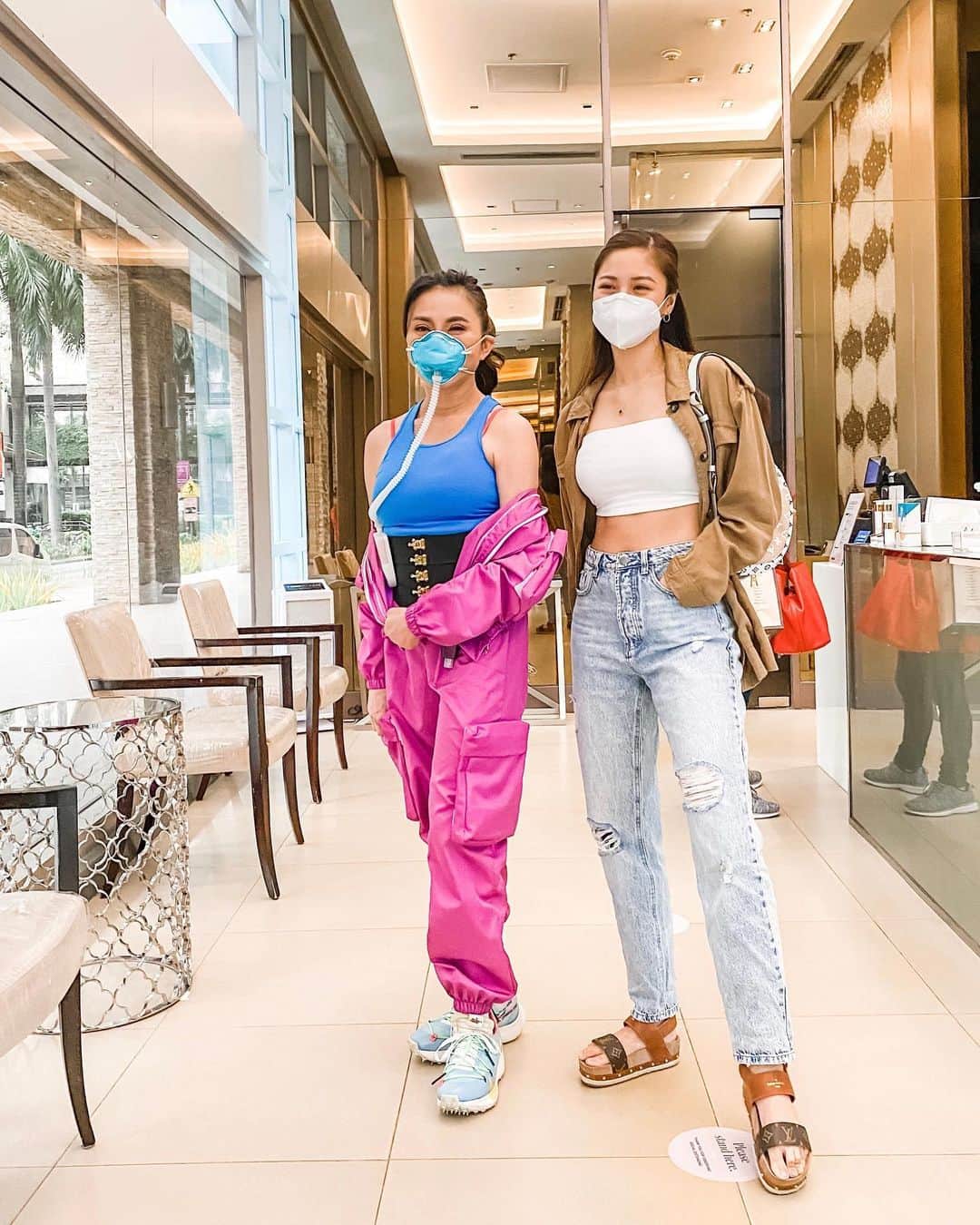 Kim Chiuさんのインスタグラム写真 - (Kim ChiuInstagram)「Finally, @belobeauty day!💗💗💗 Felt safe and relaxed! The entire Belo clinic is thoroughly sanitized. Doctors and Nurses are in their respective colors of PPE!👍🏻 Cool!!! Glad to see dra belo today!💗 Thank you as always dra @victoria_belo 💋 love your outfit!!!✨ Stay sexy and fab as always!!!!😘 Love you!!! Book your #belobeautyday now!📞」7月29日 16時53分 - chinitaprincess