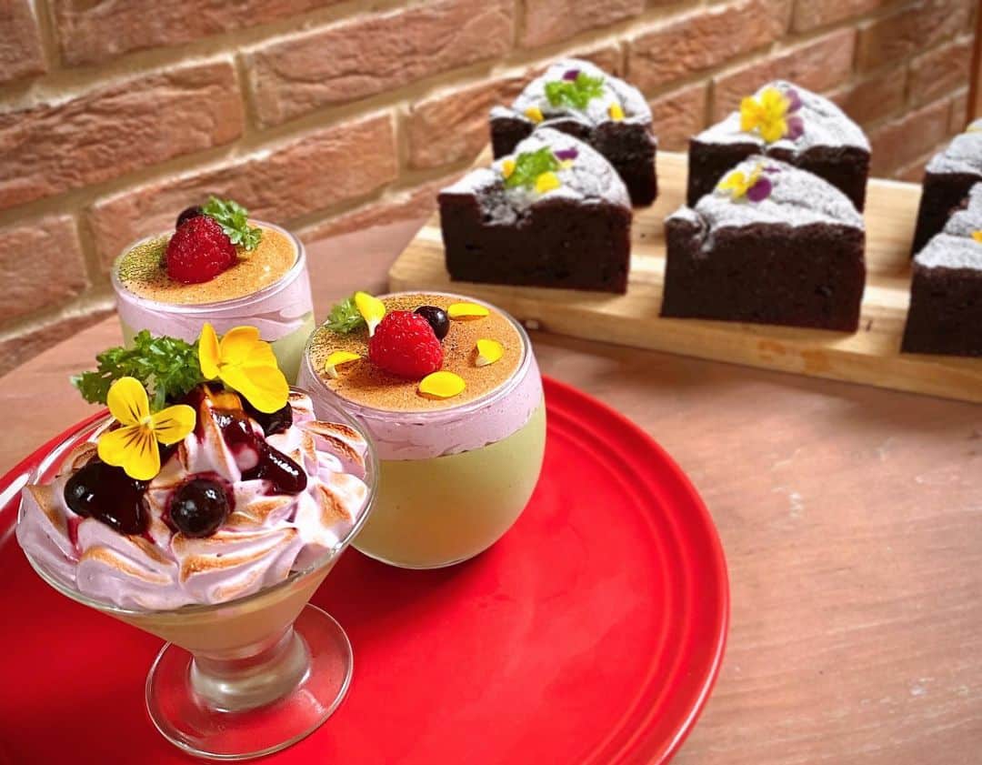 のインスタグラム：「⭐︎﻿ 【製菓実習】﻿ とってもおしゃれな﻿ 抹茶ムースとガトーショコラ❣️﻿ 久語シェフによる製菓実習です🌟﻿ ﻿ 実はこれ、調理師科の実習作品！﻿ 調理師科の中にはホテルやレストランへの﻿ 就職を目指す学生もたくさんいます✨﻿ 料理だけでなくデザートも作れる技術を﻿ 身に付けておくとフルコースにも対応できますね☺️🌈﻿ ﻿ ちなみにケーキの上のお花は﻿ 学校の水耕栽培で育ったものを使っています❣️﻿ ﻿ #大阪製菓カフェ﻿ #大阪キャリナリー﻿ #実習　#農業　#製菓実習﻿ #抹茶　#ムース　#ガトーショコラ﻿ #調理師　﻿」
