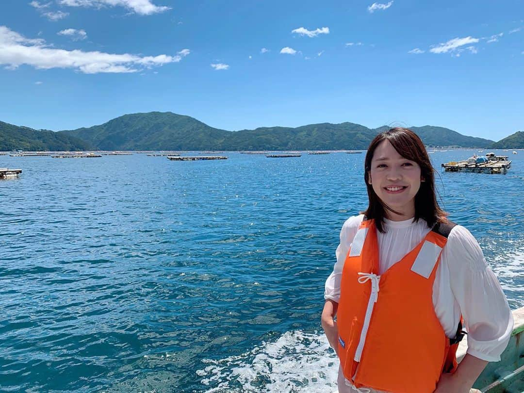 石橋美希さんのインスタグラム写真 - (石橋美希Instagram)「今月のE5いい旅では 沿岸の山田町へ🐳  絵に描いたような青い空に青い海！  山田町を訪れた日は、 なぜかいつも天気がいいです😊☀️ オランダ島もちゃんと見えました🏝  漁師の中村さんの船に乗せていただいて 養殖いかだを見学してきました🌟  私たちが口にする海の幸は 色々な方の努力や思いがあってこそのおいしさなんだと 改めて実感しました😌🐟  海は風があってとっても気持ちよかった〜⛵️ 漁師町出身なので船に乗ると故郷を思い出します☺️  E5いい旅はyoutubeでも配信中🙋‍♀️ ぜひ、チェックしてみてくださいね🌟  #e5系 #jr東日本 #岩手 #山田町 #三陸 #クルーズ #マリンツーリズム山田  #海 #めんこいテレビ #アナウンサー #石橋美希 #youtube も見てね💓」7月29日 16時56分 - miki_ishibashi_mit