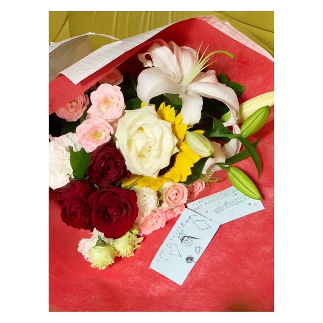 森田麻恵さんのインスタグラム写真 - (森田麻恵Instagram)「きれいだなぁ💐  息子たちが一本一本選んでくれたらしい花束も、全て愛おしい！  #bouquet #flowers #gifts  #お花　#お花のある暮らし」7月29日 16時57分 - morita_mae