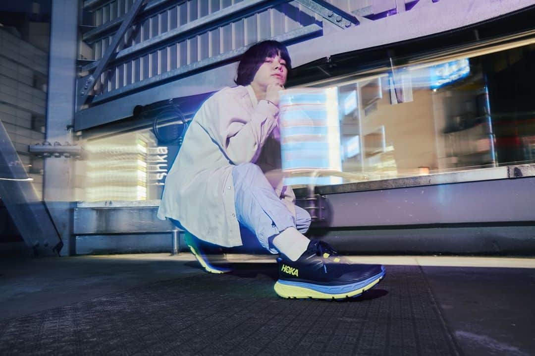 宇佐卓真さんのインスタグラム写真 - (宇佐卓真Instagram)「今回 #atmos X #hokaoneone のモデルをさせていただきました。  本当に軽くて、履きやすいので普段から愛用させていただいてるHOKA ONE ONEさんの靴ですが、今回は東京のネオンをイメージして作られたカラーだそうです🏙」7月29日 15時31分 - usa_takuma
