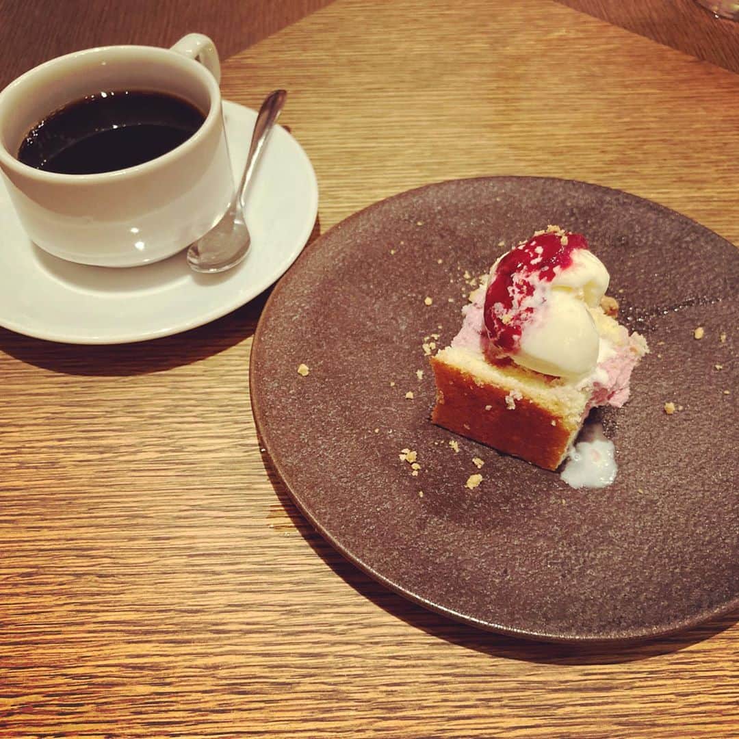 シモネのインスタグラム：「Nada que um bom café e uma boa companhia não resolva ☕️  素敵な人と時間を共にすることと美味しいコーヒーで、解決できないことはない☕️  Facebook and Twitter I’m back 😅」