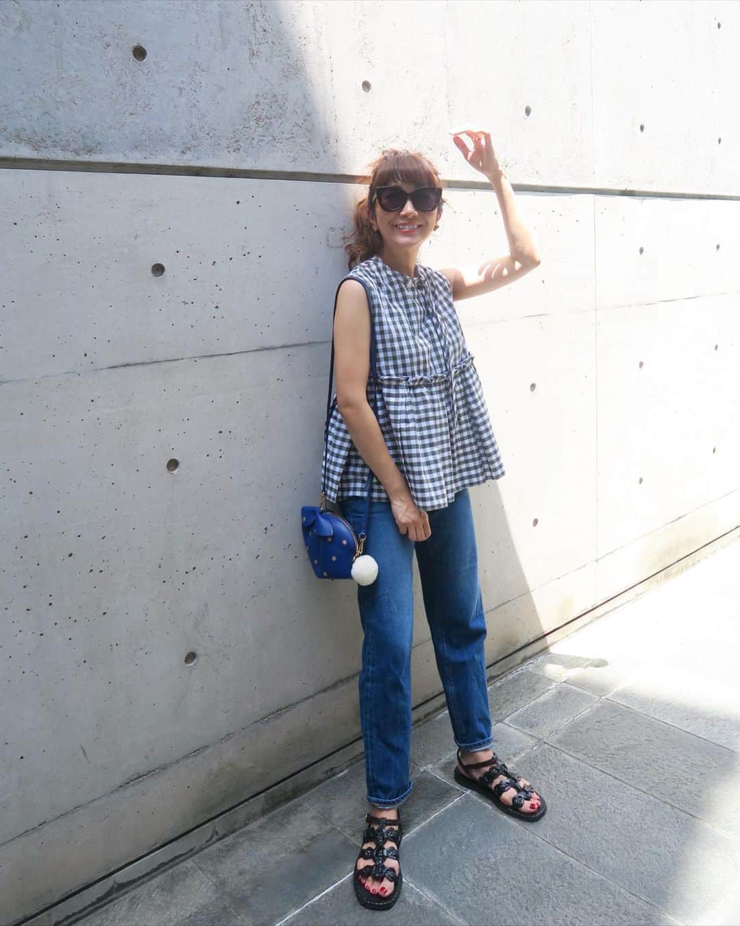 Mai Wakimizuのインスタグラム：「今日は検診で外出したので久しぶりにcoordinate♡明日発売の新作のペプラムブラウス、私は新鮮なkhakiにしました＼(^o^)／blackよりも大人っぽく肌馴染みも良いカラー♡そして、デニムもやっとやっと再入荷です！(お待たせしました！)色んなお洋服を着れるようになったので、今まで我慢してた分これからどんどん巻き返すぞ♡ #wakkinstyle#ootd#coordinate tops＆denim:#linkable @linkable_official(明日30日発売) bag:#loewe shoes:#prada sunglasses:#celine」