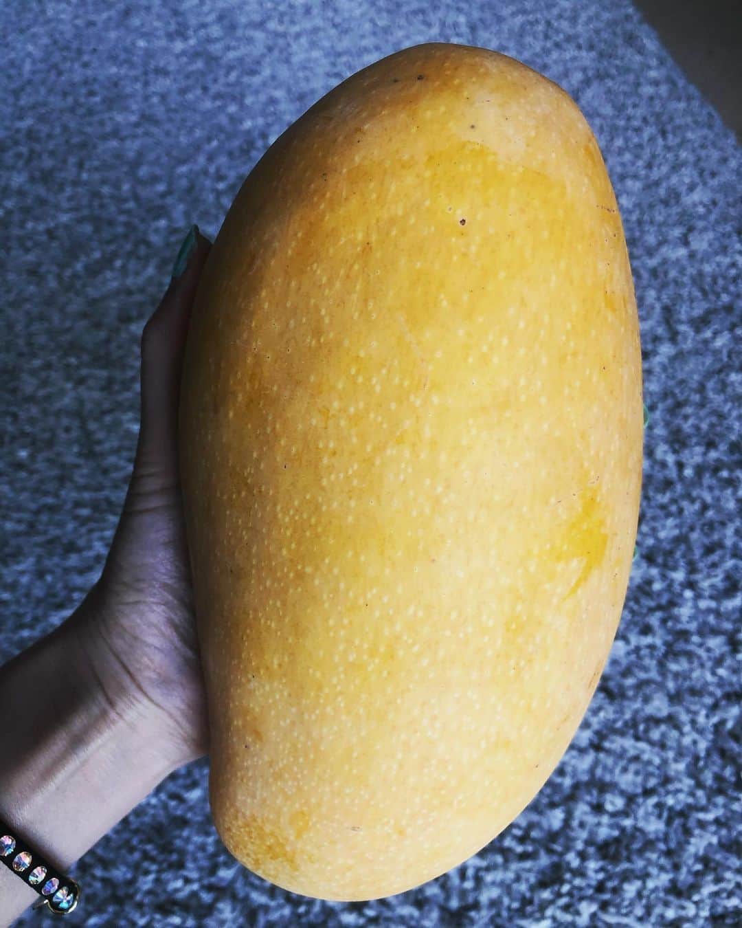 Liaさんのインスタグラム写真 - (LiaInstagram)「マンゴー🥭デカ‼️そして、今まで食べたマンゴーの中で一番甘かった😍 #mango #sweet #fruit」7月29日 15時33分 - lia_vocalist