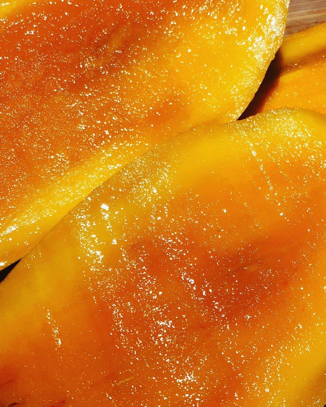 Liaさんのインスタグラム写真 - (LiaInstagram)「マンゴー🥭デカ‼️そして、今まで食べたマンゴーの中で一番甘かった😍 #mango #sweet #fruit」7月29日 15時33分 - lia_vocalist