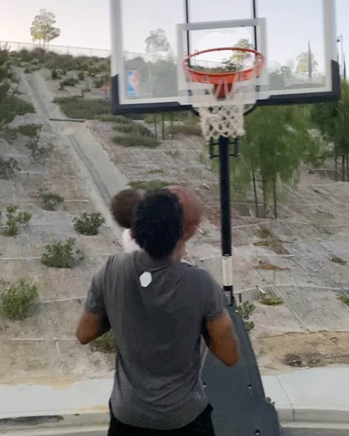ニック・ヤングのインスタグラム：「Nycee’ Nyce got his revenge dunk on  me 😂😂😂」