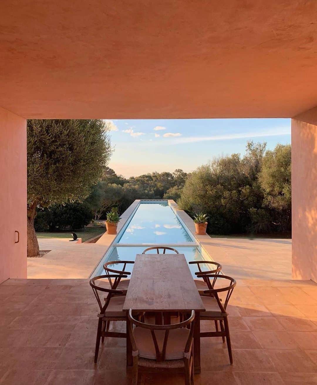 WATCHMANIAさんのインスタグラム写真 - (WATCHMANIAInstagram)「The Neuendorf House is an iconic holiday retreat with stunning views of the sea and the mountains. The @neuendorfhouse is designed by @claudiosilvestrin + @johnpawson and is located in Mallorca, Spain // Photo by @jelena.marija.」7月29日 15時49分 - watchmania