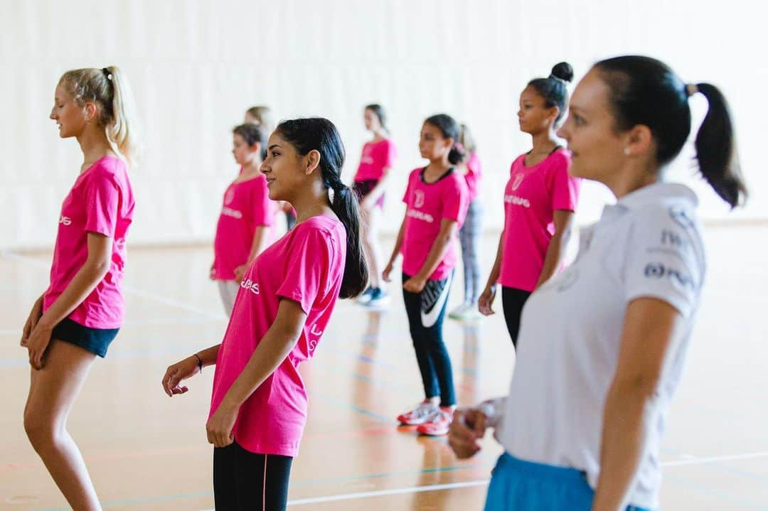 サラ・マイアーのインスタグラム：「Gestern habe ich einmal mehr das Sommercamp von @laureus_switzerland Girls in Sport besucht. Diesmal als Botschafterin und gleichzeitig als Journalistin.   Ich habe mich im Hip Hop versucht - auch wenn ich das überhaupt nicht kann. Doch darum geht‘s ja in diesem Lager für Mädchen: Neue Sportarten ausprobieren, sich trauen, aus Gewohntem auszubrechen, sich dadurch weiterentwickeln - und Spass haben. 🕺🏼💃 . 📸 @deboraeliyo  . #laureus #laureusswitzerland #girlsinsport #sport #dance #hiphop #trynewthings #girlpower」