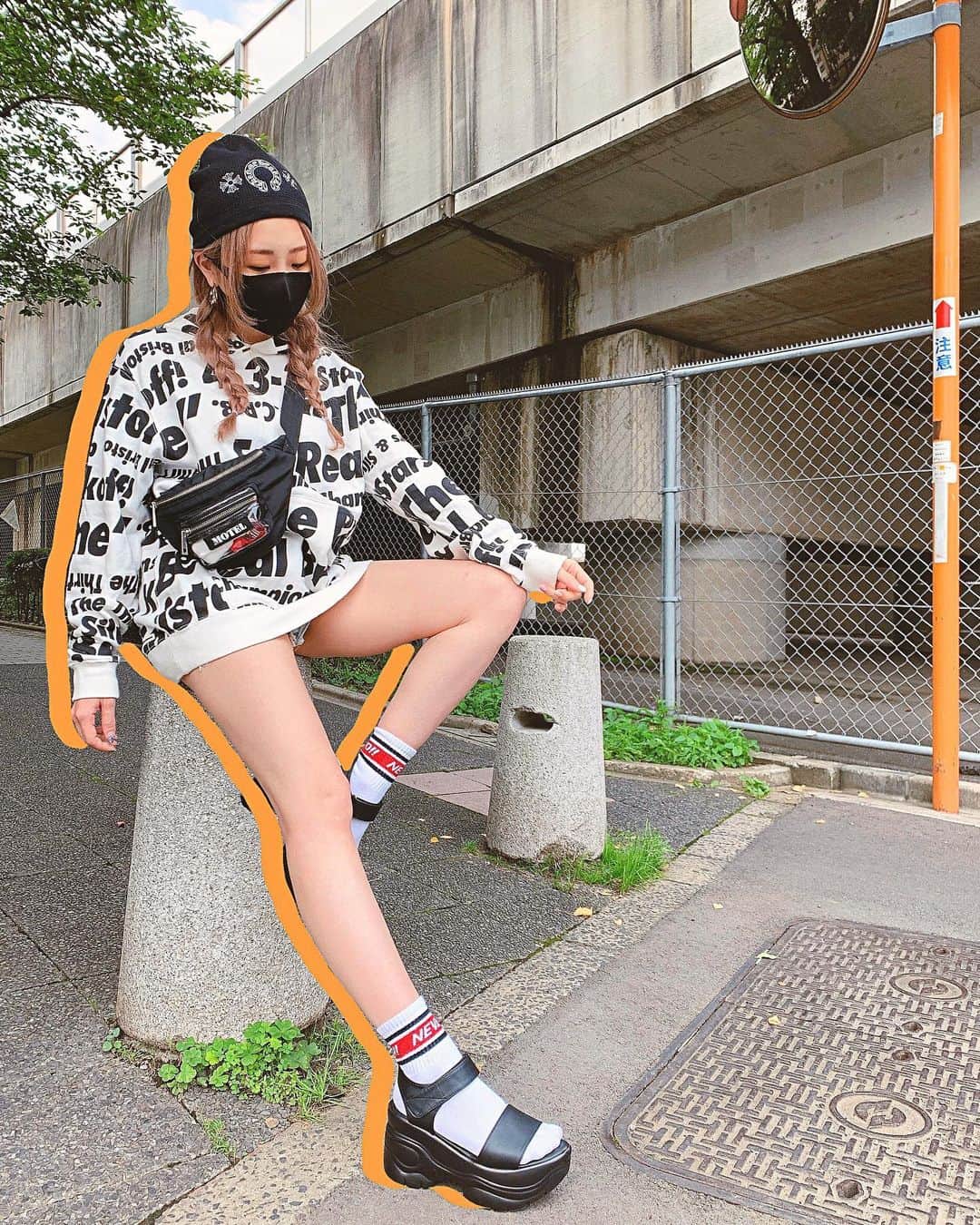 春咲ひなたのインスタグラム：「最近の#コーデ 👾⚡️ . #楽ちんコーデ#カジュアル女子#パーカーコーデ#サマーニット#みつあみ#クロムハーツ#ブリストル  #東京#新宿#歌舞伎町#キャバ嬢#もはや#元キャバ嬢#マツエク#春咲ひなた#YouTube#youtuber . YouTubeに関する問い合わせ先♡  株式会社YEEELL 〒150-0002  東京都渋谷区渋谷3-27-11 祐真ビル新館5F  info@yeeell.jp」