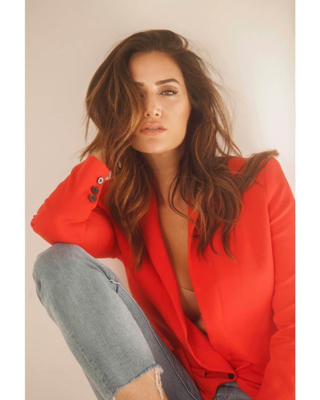ドナ・フェルドマンのインスタグラム：「#liveincolor @strawhat_productions @lacademie_ @revolve @hudsonjeans @chantelle_paris」