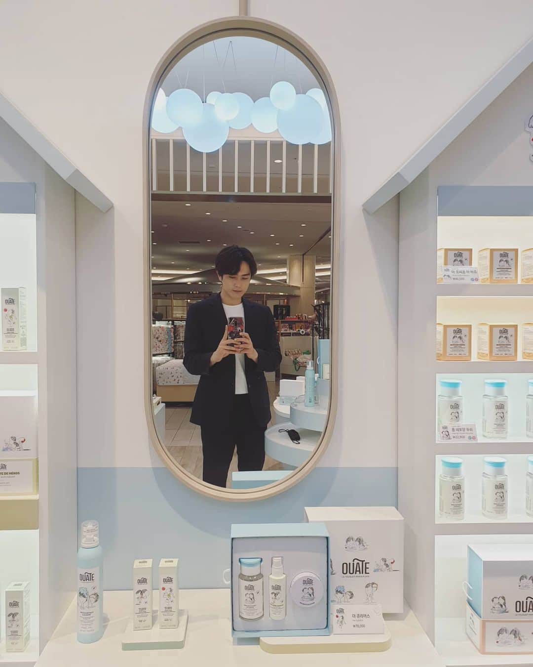 チョン・ヒチョルのインスタグラム：「프리미엄 비건 화장품! 와뜨!! 진짜 너무 좋은 화장품이에요!! 오오!! 오픈했다고 빈손으로 오지말라했는데 내가 선물이라면서 당당하게 빈손으로 왔고 커피도 얻어먹으니 요로케라도 홍보해봅니다!ㅋㅋㅋ  근데 진짜 좋아요😉 유아용 화장품이에요!  4세부터 11세까지!ㅋㅋㅋㅋ  #프랑스직수입 #어린이화장품 #신세계강남점 #비건화장품 #자기주도 #와뜨 #ouate #ouateparis #ouatekorea」