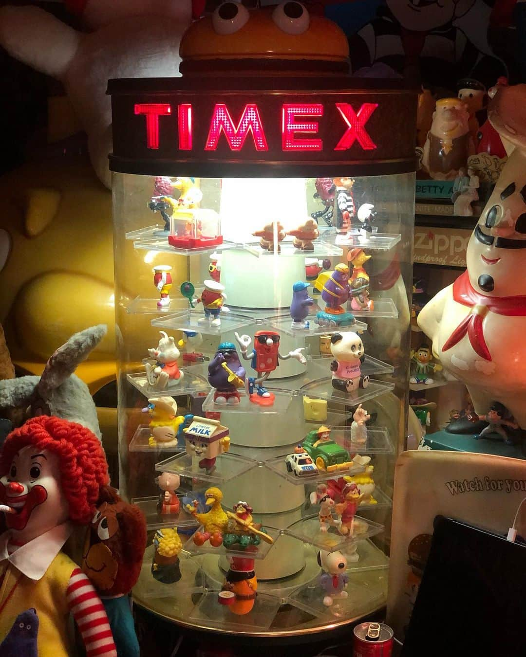 大川知英さんのインスタグラム写真 - (大川知英Instagram)「60's TIMEX Display Showcase🚬 激シブなTIMEXの円柱型ショーケース❗️ 蓋や土台の色が深緑でタイメックスの　 文字周りのプラ帯は茶色の柄入り💩 モーターが弱いのか少し回って止まる🧘‍♀️ 誰か直せるヒーローが居たらお願いします🤡 このままでもupi-🤡❗️ #timex#display#showcase #vintage  #60s#激シブ#色合い最高#回らない #pvc集め#upi#amecajiboys#takatsubase #アメトイ部#captain」7月29日 15時47分 - zupposi_swamp