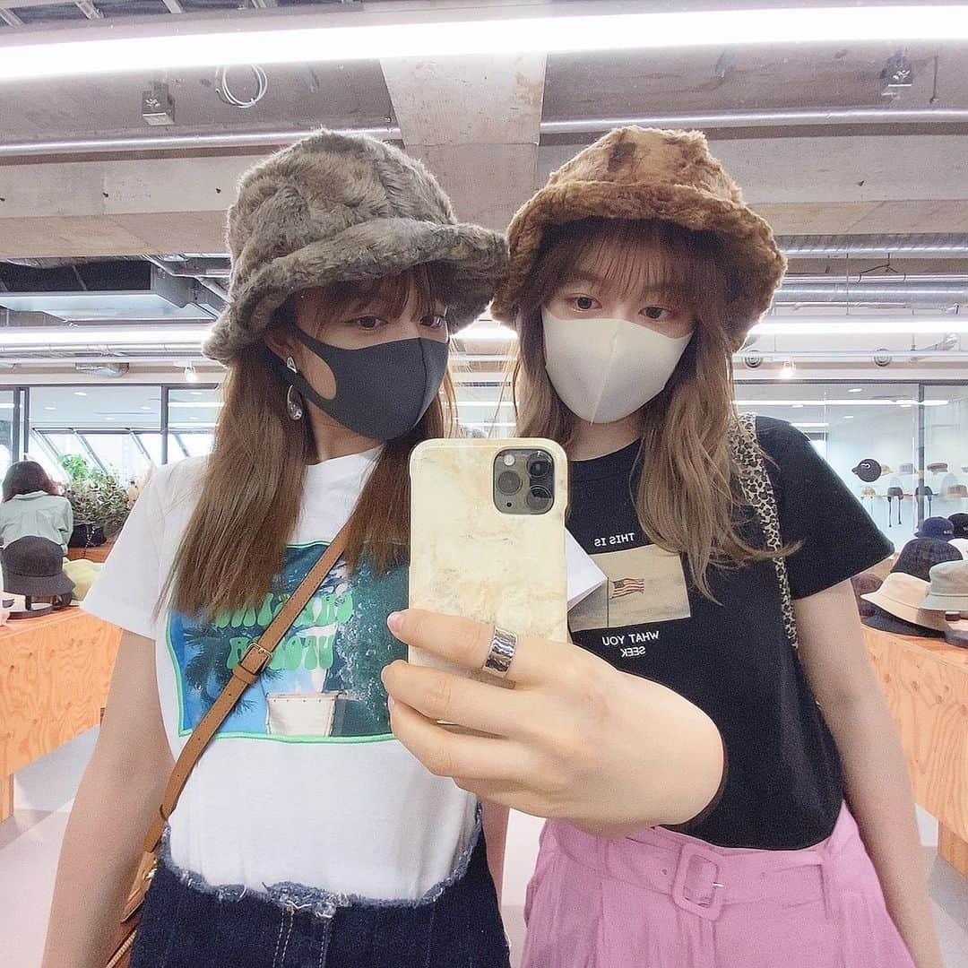 市野莉佳さんのインスタグラム写真 - (市野莉佳Instagram)「. 2020 A/Wの展示会へ🧢 お揃いでオーダーしてきた〜 可愛すぎて即決（＾∇＾） @override_official  @kaorinomori  #りかりこ #双子 #帽子 #ファッション #ootd #2020aw #override #kaorinomori #kangol #コーデ #私服 #twins #fashion #instalike #instapic #japan」7月29日 15時58分 - ichirika_62