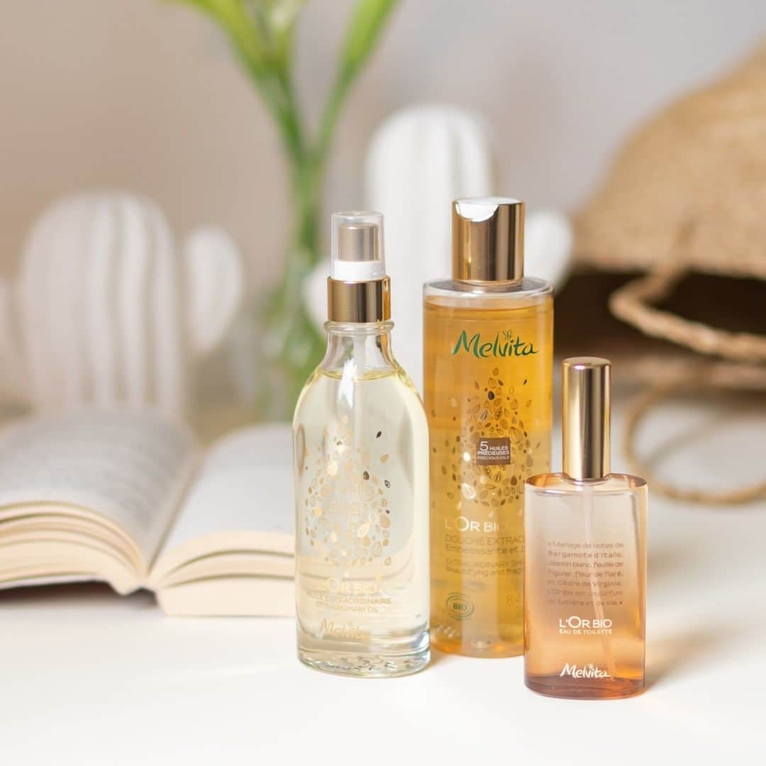 Melvita Officialのインスタグラム：「Bientôt, ou déjà pour les plus chanceux, sur la route des vacances ?  Vous avez emporté vos produits chouchous, votre combo beauté que vous adorez tant avec lequel vous vous sentez belle/beau… Nous on craque pour l’assortiment L’Or Bio et son odeur délicieusement envoûtante ✨  Dites-nous quels sont vos indispensables vacances dont vous ne pouvez vous passer ? 💄👜  #Melvita #beauté #naturelle #bio #indispensable #Orbio #vacances #soleil #huile #eaudetoilette #savon #shampoing #vegan #doré #extraordinaire #sublimatrice」