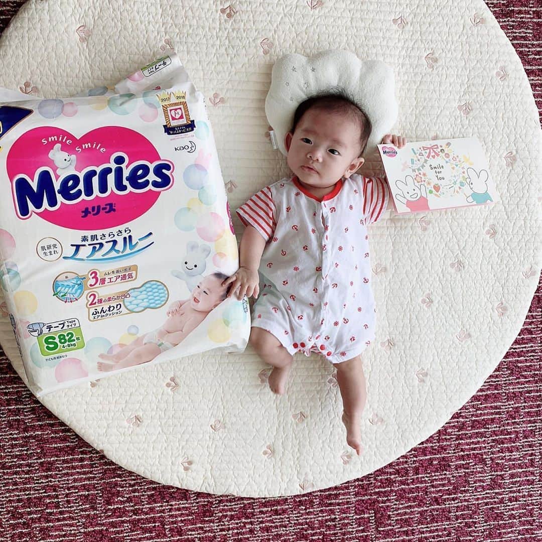 花王 メリーズ Merriesさんのインスタグラム写真 花王 メリーズ Merriesinstagram まあるいふかふかのラグの上に寝転んで おすまし顔をしているこちらの可愛い赤ちゃん おむつのサイズアップ時に色々サンプルを試した結果 メリーズで落ち着いたそうです