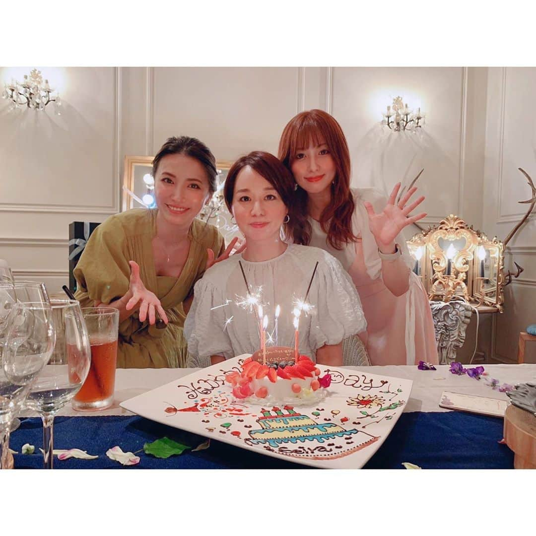 戸田れいさんのインスタグラム写真 - (戸田れいInstagram)「Happy birthday to the best friend in the whole universe💫 I’m so thankful that we can spend your special day together🎂 ・ ・ ・ 宇宙一の親友のお誕生日をお祝いしました☺️出逢ってから25年の仲👭 お店の方の協力もあって、とても素敵なパーティーになりました🥺✨ 素敵なお部屋の飾り付けに、美味しいお料理、可愛いデザートプレート🎂 喜んでもらえて良かったです😭 また来年も3人でお祝い出来たらいいな❤️ #happybirthday#girlspower」7月29日 16時02分 - rei_toda