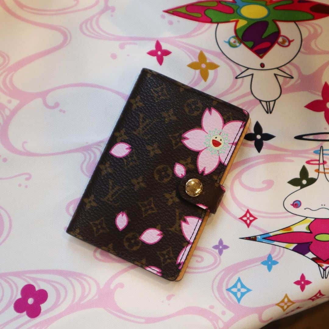 Vintage Brand Boutique AMOREさんのインスタグラム写真 - (Vintage Brand Boutique AMOREInstagram)「Louis Vuitton × Takashi Murakami. Cherry Blossom Mini Agenda.  AMORE meets LV x MURAKAMI  POPUP Store at AMORE Gentleman July 1st - 29th.  This item is available only at the store but we accept orders by DM. Please DM us if you are interested in the item!   Free Shipping Worldwide✈️ ≫ ≫ ≫✉️ info@amorevintagetokyo.com  #AMOREmeetsLVxMURAKAMI #村上隆 #ヴィンテージ #ルイヴィトン  #ヴィンテージルイヴィトン #ヴィンテージブランドブティック #アモーレ #アモーレトーキョー #表参道 #青山 #東京 #louisvuitton #takashimurakami #murakamitakashi #vintage #vintagelouisvuitton #louisvuittonvintage #amoretokyo  #amorevintage #vintageshop #amoregentlman #アモーレジェントルマン #popupstore」7月29日 16時02分 - amore_tokyo