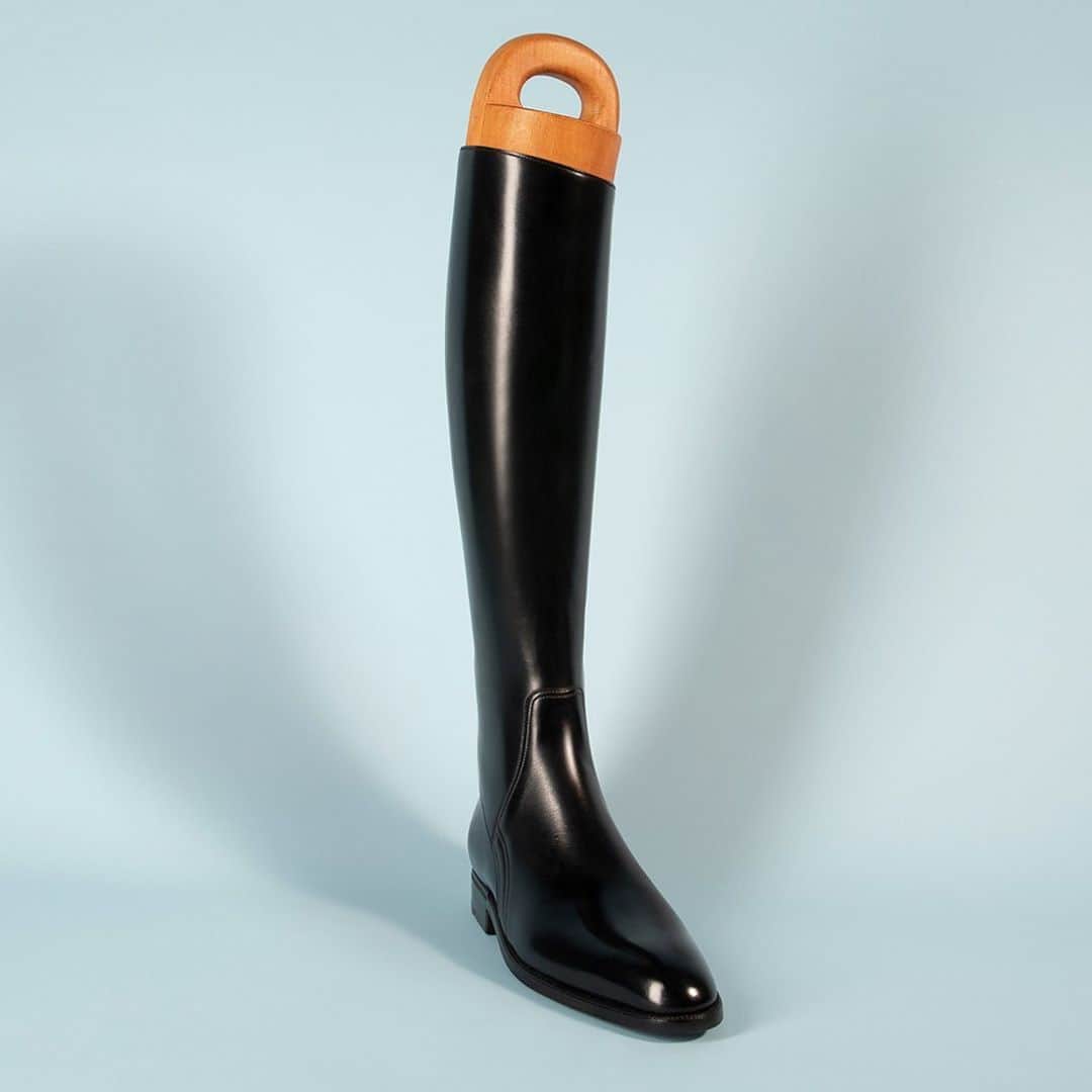 ジョンロブのインスタグラム：「Created for a client who had broken an ankle and was unable to bend it, John Lobb developed a "real faux-boot" for this rider to get back on the horse with elegance and comfort. In reality, a low-boot with a mounted extension and a zip sewn upside down for easy access, this clever boot gained popularity due to its practicality and sleek look of this ingenious system. . #johnlobb #johnlobbbespoke」