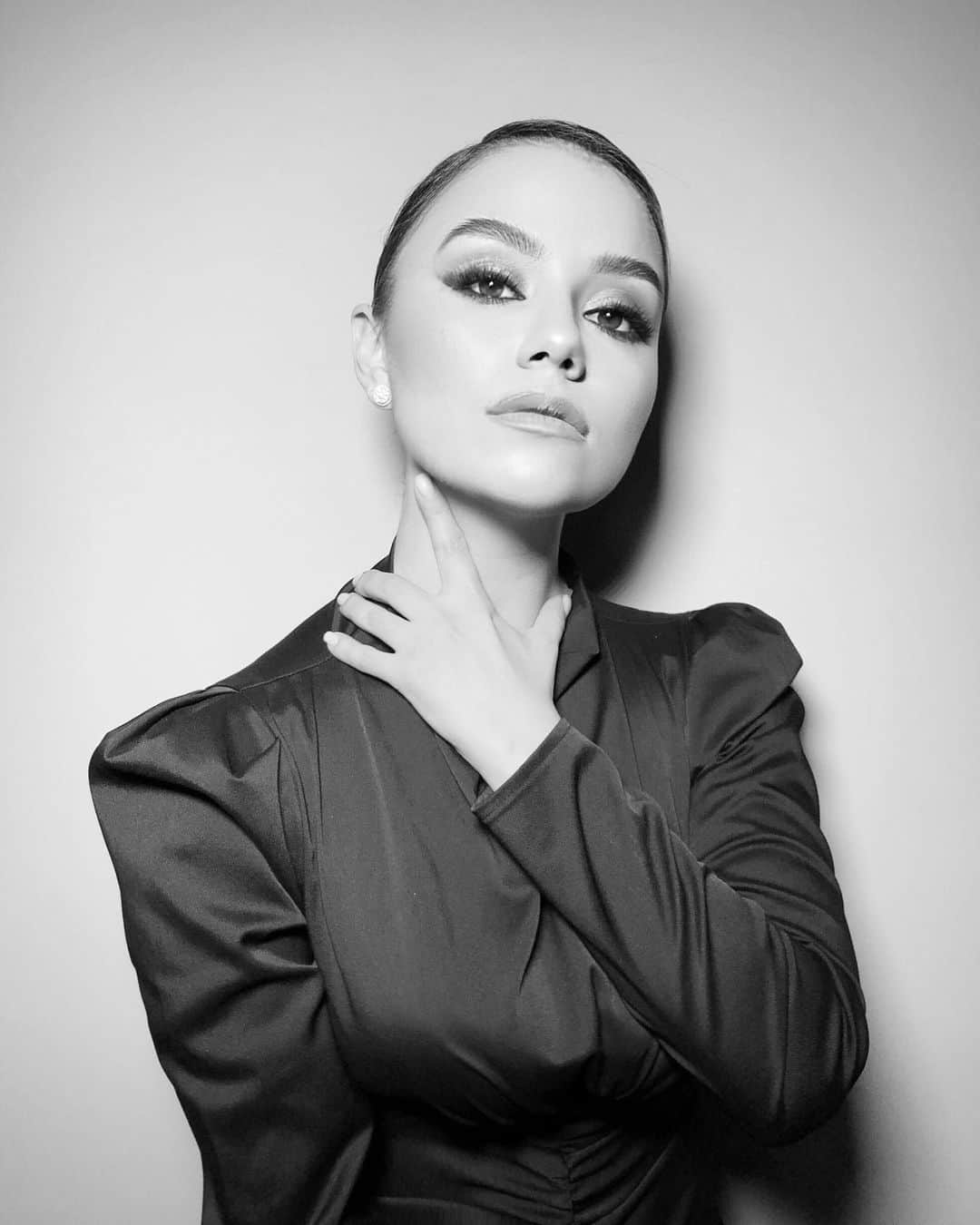 リーナ・フェードロワのインスタグラム：「I’m a woman. What is your superpower?😎  Thanks to these beautiful women for the nomination @rebecca_ghilardi @alexia.paganini ♥️ #challengeaccepted #womensupportingwomen   Hey you, never give up and love yourself♥️⚡️」