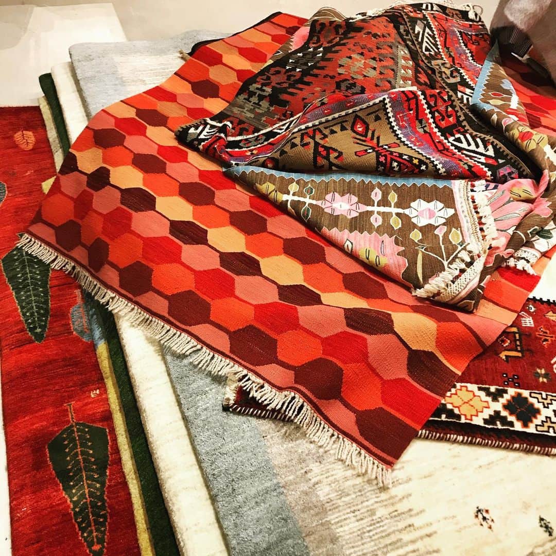 eclat.magazineさんのインスタグラム写真 - (eclat.magazineInstagram)「家での時間が長くなると、我が家のインテリアをどうにかしたい！ という気持ちがむくむくとこみあげてきます。 ・ こちらのラグや絨毯は、イランの遊牧民であるカシュガイ族の生活から 生まれた手織りの絨毯ギャッベと、中近東の遊牧民の手織物であるキリム。 ひとつひとつの模様に願いを込めながら 女性たちの手によって織られたのだと思うとため息しか出ません。 ・ 以前、軽井沢のインテリアショップで たまたま企画展をしていたときに出会ったものなのですが、 あー、買っておけばよかった！と今でも後悔しています。 家にいると、ふと思い出してしまって……。 大阪の「アブラッシュ」というお店のもので、 いつかまた巡り合えたら、そのときは必ず家に連れて帰りたいと思います。 （編集K野） #キリム #ギャッベ #ラグ #エクラ」7月29日 16時14分 - eclat.magazine