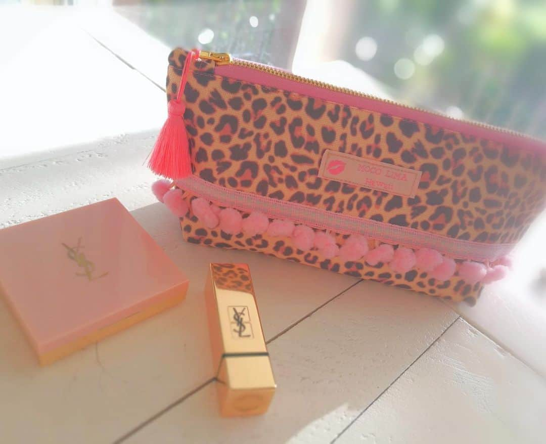 Moco Lima Hawaiiさんのインスタグラム写真 - (Moco Lima HawaiiInstagram)「New* Leopard Cosmetic Purse, Made by Moco  ヘレナのマスカラが可愛すぎてコスメポーチ作ってみました♡  #cosmetics#purse#leopard#pink#newdesign#hr#mascara#lips#patrickta#patricktabeauty #handmade#mocolima#original#unique#animalprint#hawaii#designer#モコリマハワイ#ピンク#コスメポーチ#リップ#お化粧#化粧ポーチ#ヒョウ柄#ハンドメイド#今日のひらめき#おすすめリップ#パトリック#ヘレナルビンスタイン#マスカラ」7月29日 16時16分 - mocolimahawaii