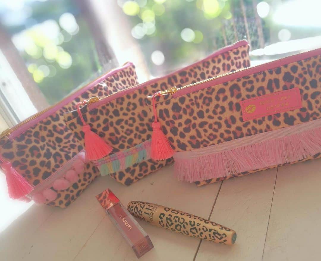 Moco Lima Hawaiiさんのインスタグラム写真 - (Moco Lima HawaiiInstagram)「New* Leopard Cosmetic Purse, Made by Moco  ヘレナのマスカラが可愛すぎてコスメポーチ作ってみました♡  #cosmetics#purse#leopard#pink#newdesign#hr#mascara#lips#patrickta#patricktabeauty #handmade#mocolima#original#unique#animalprint#hawaii#designer#モコリマハワイ#ピンク#コスメポーチ#リップ#お化粧#化粧ポーチ#ヒョウ柄#ハンドメイド#今日のひらめき#おすすめリップ#パトリック#ヘレナルビンスタイン#マスカラ」7月29日 16時16分 - mocolimahawaii
