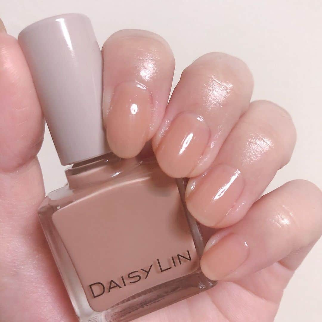 MAQUIA ONLINEさんのインスタグラム写真 - (MAQUIA ONLINEInstagram)「🎀好評発売中💅 DAISY LINから可愛すぎるネイルセットが登場🥺💕  ◎ベースコート ◎トップコート ◎カラーポリッシュ2色の4本セット🧚🏻‍♀️✨  デイジーリンベージュは手に💅 ジェイドグリーンは足に塗ってみました🦶 発色がいいのでどちらも一度塗りです😉  【💅】飽きのこない王道ベージュ✨ 1本は持っておきたいカラーですよね☺️  【🦶】個人的に今年一番気になっているグリーン💚 翡翠からインスパイアされたというカラーがツボです🥺  サンダルを履く季節は🌻 ネイルを倍楽しめますね😆💕  DAISY LIN ネイルセット✨ ¥12,000(税抜) 2種類展開で✌️ DAISY MODEセットと DAISY CLASSICセットがございます💁‍♀️ 写真はDAISY CLASSICです🧚🏻‍♀️  是非チェックしてみてくださいね😉  撮影S.A  #マキア #マキアオンライン #マキアネイル部 #セルフネイル部 #DAISYLIN」7月29日 16時20分 - maquia.magazine