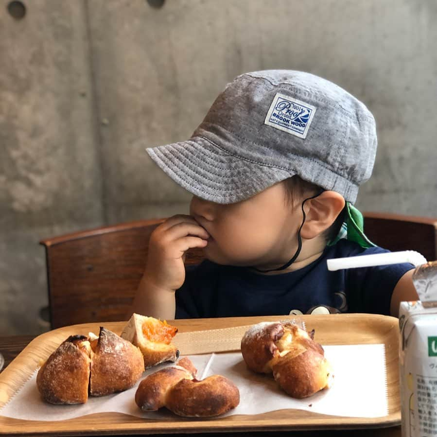 麻生裕子さんのインスタグラム写真 - (麻生裕子Instagram)「「これじぇぇぇんぶたべりゅの」だそうです　笑 #食いしん坊次男　#癒し　#少しでも食べようものなら激おこ激泣き　#兄が通っていた習い事に行き始めました　#習い事からのsawamuraコース　#長男との思い出が蘇るな〜　#懐かしいな〜　#あっという間に小学生だもんな〜　#次男くんゆっくり大きくなってね😘😘😘」7月29日 16時33分 - yukoasoh