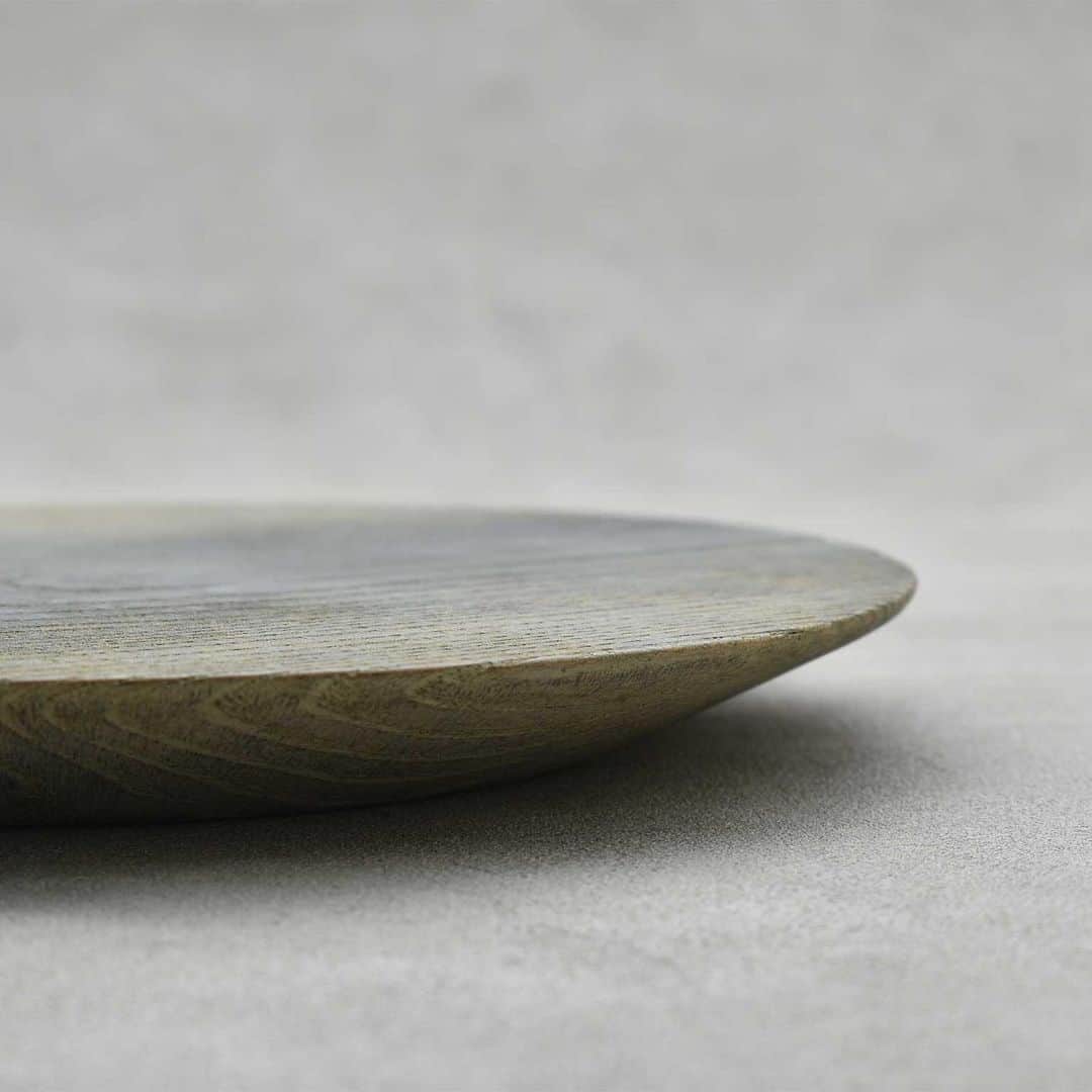 LIVING MOTIFさんのインスタグラム写真 - (LIVING MOTIFInstagram)「. shimoo design 浮様丸皿 flat 追加受注！ ご好評につき限定数が完売となっておりました浮様丸皿。shimoo designさま @shimookazuhiko のご厚意により、追加でご注文を受付中です。 . スタンダードでシンプルなデザインが光る平丸皿には、特に味わいある割れ目と銀の鎹が美しく映えます。フラットだからこそ、お皿としてだけでなく花器盆として季節の花を飾るなどの使い方もおすすめです。 ーーーーーー 受注期間：2020年8月5日（水）まで ※限定数が無くなり次第終了 お届け：9月中旬以降 ーーーーーー shop.livingmotif.com #livingmotif #リビングモティーフ #store #tokyo #interior #tableware #shimoodesign #浮様 #うつわ」7月29日 16時27分 - livingmotif