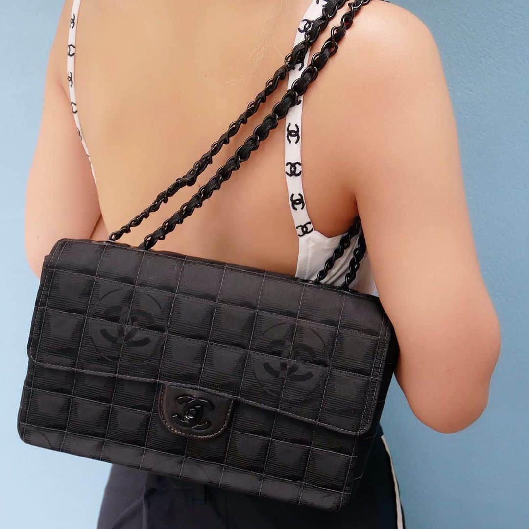 Vintage Brand Boutique AMOREさんのインスタグラム写真 - (Vintage Brand Boutique AMOREInstagram)「Vintage Chanel travel line shoulder bag.   This item is  only available at the store but we accept orders by DM. Please DM us if you are interested in the item!   ▶︎Free Shipping Worldwide✈️ ≫≫≫ DM for more information 📩 info@amorevintagetokyo.com #AMOREvintage #AMORETOKYO #tokyo #Omotesando #Aoyama #harajuku #vintage #vintageshop #ヴィンテージ #ヴィンテージショップ #アモーレ #アモーレトーキョー #表参道 #青山 #原宿#東京 #chanel #chanelvintage #vintagechanel #ヴィンテージ #シャネル #ヴィンテージシャネル #シャネルヴィンテージ #amoreomotesando #アモーレ表参道」7月29日 16時28分 - amore_tokyo