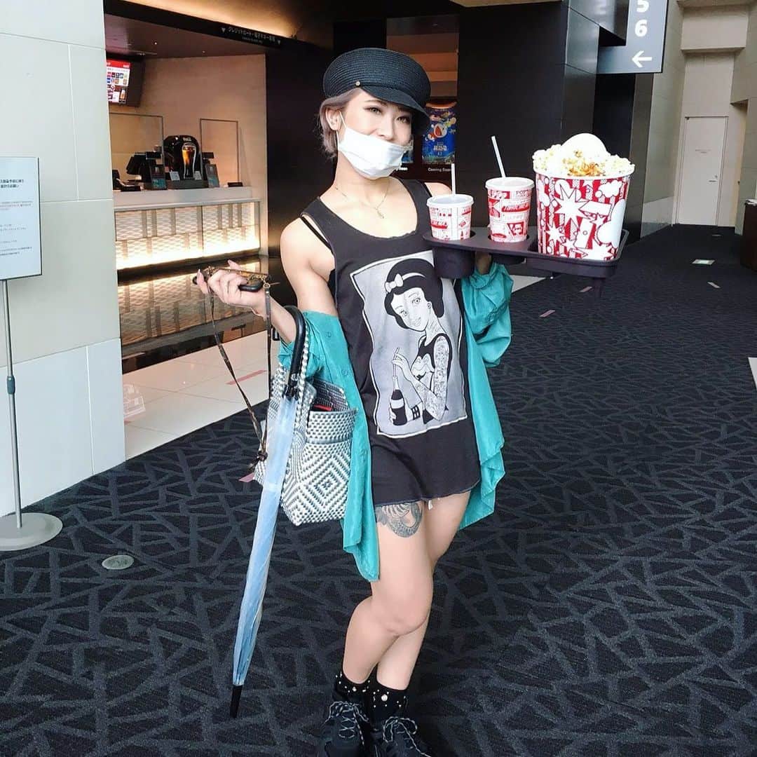 Kumiのインスタグラム：「. 数年ぶりの？映画館❤︎ . 映画館で映画を観るのは 数年に一度😂😂 . . . #kumiの休日　#私服コーデ　#私服　#プライベート　#映画館」