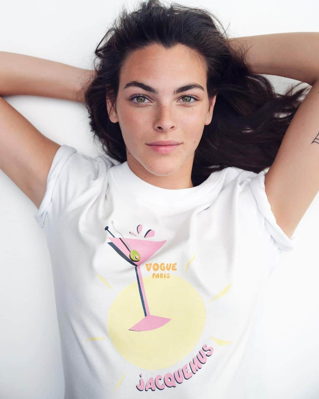 Vogue Parisさんのインスタグラム写真 - (Vogue ParisInstagram)「The August issue is out today! And to celebrate the summer, we’ve asked @Jacquemus to design a limited edition t-shirt to go with it. With a cocktail, the sun and a splash of color, the designer’s signature South of France takes on an Eighties look in this season’s new essential. Be quick and get yours with your copy of Vogue Paris for just 5 euros extra. #VogueParis❤️Jacquemus @Vittoria shot by @NathanielGoldberg」7月29日 16時40分 - voguefrance