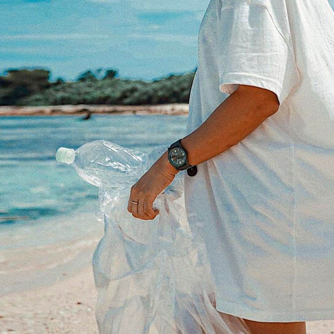 TRIWAさんのインスタグラム写真 - (TRIWAInstagram)「Here's a small summer challenge from us: next time you go for a walk, pick up any plastic you see & get it recycled. It is #timeforoceans⠀⠀⠀⠀⠀⠀⠀⠀⠀ ⠀⠀⠀⠀⠀⠀⠀⠀⠀ #timeforchange #ocean #oceans #plastic #plasticfree #plasticpollution #recycle #recycling #sustainablefashion #sustainability #upcycle #reuse #beach #summer #summervibes #recycledfashion #accesories #consciousfashion」7月29日 16時45分 - triwa