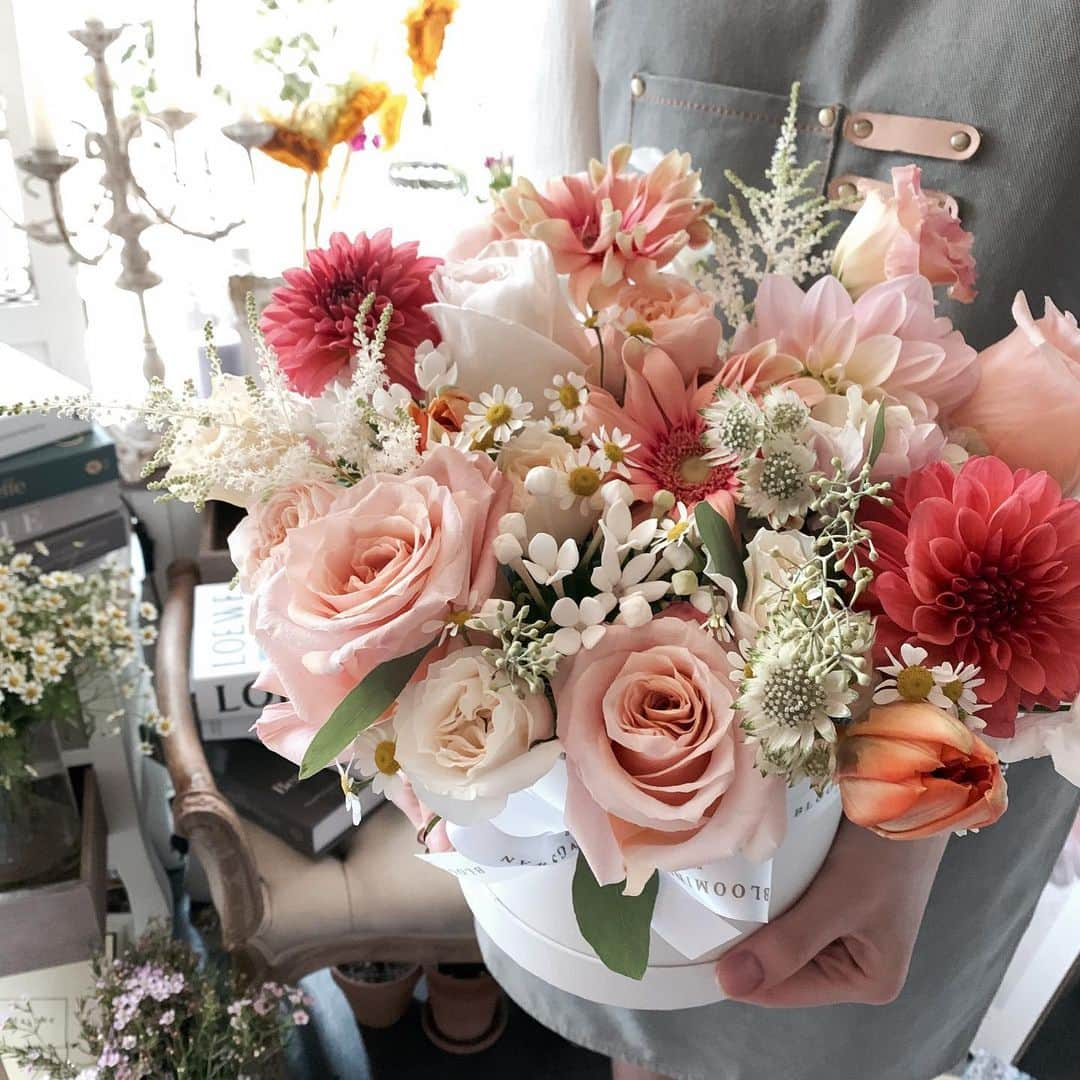 Florist.janeさんのインスタグラム写真 - (Florist.janeInstagram)「오늘 예약 주문으로 나간 #블스박스 🧡   . . . . . 👆🏻블스 주문건 경우 배송료는 모두 별도 입니다. . ✌🏻배송 시간은 매번 달라지는 교통 상황에 따라 정각에 맞출  수 없으며 대략적인 시간대에 배송해드립니다.(ex 1시-2시)  👌🏻상품 문의시 원하시는 작품 캡쳐후 문의주시면 빠르게 답변도와드리겠습니다💕  🤟🏻매번 달라지는 꽃 시장 상황에따라 샘플 사진과 100% 동일하게 제작은 어렵습니다. 최대한 비슷하게 또는 사진 보다 더욱 예쁘게 제작해드리니 전적으로 플로리스트 의견을 믿어주세요 🙏🏻  .  . . . #블루밍스완 #꽃스타그램 #꽃선물 #꽃배달 #여자친구선물 #생일선물 #생신선물 #와이프선물 #와이프생일 #결혼기념일 #결혼10주년 #강남꽃배달 #강남꽃집 #학동역꽃집 #플라워박스 #환갑선물 #부모님선물 #flowers #플로리스트 #플라워레슨 #꽃학원 #선물스타그램 #연예인서포트」7月29日 16時47分 - jane.florist