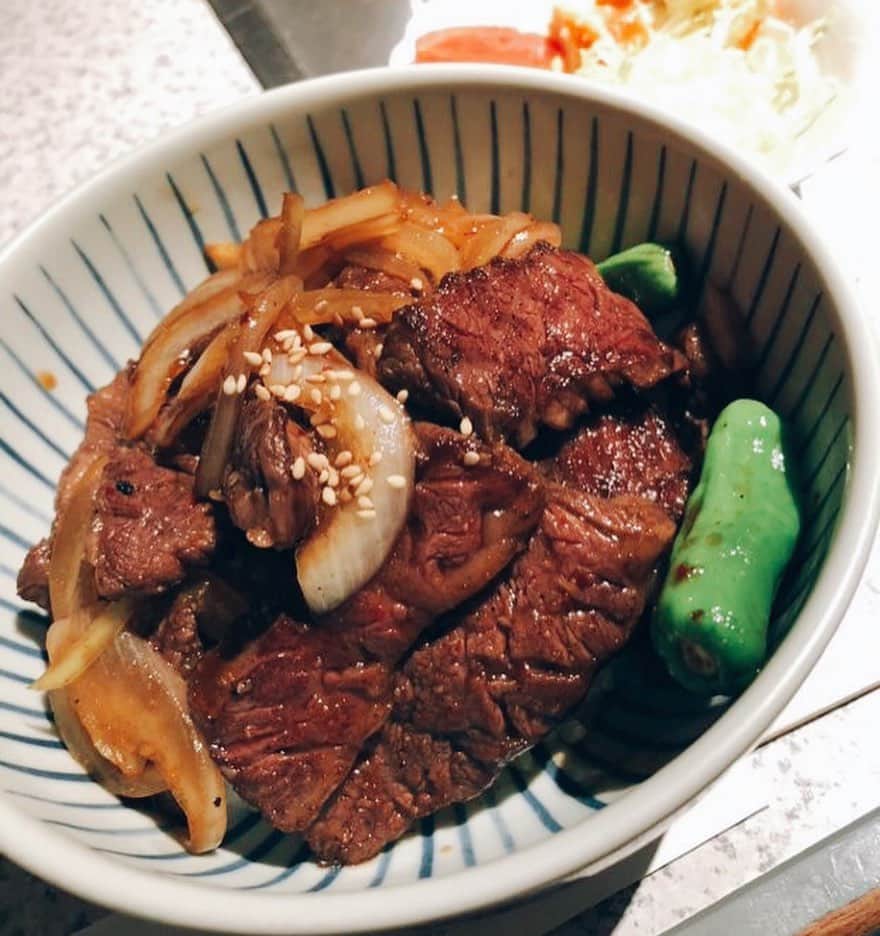 NCC新潟コンピュータ専門学校さんのインスタグラム写真 - (NCC新潟コンピュータ専門学校Instagram)「古町ランチ！ 本日は29日！肉の日！！ #善山 さんのお肉たっぷりの丼、お肉たっぷりのカレーで夏の暑さを乗り切るぞ💪✨ #肉の日 #学校周辺 #古町 #古町ランチ #ランチ #肉 #美味しい #スタミナ #ごちそうさまでした #新潟 #新潟コンピュータ専門学校 #nsgカレッジリーグ」7月29日 16時49分 - ncc_niigata
