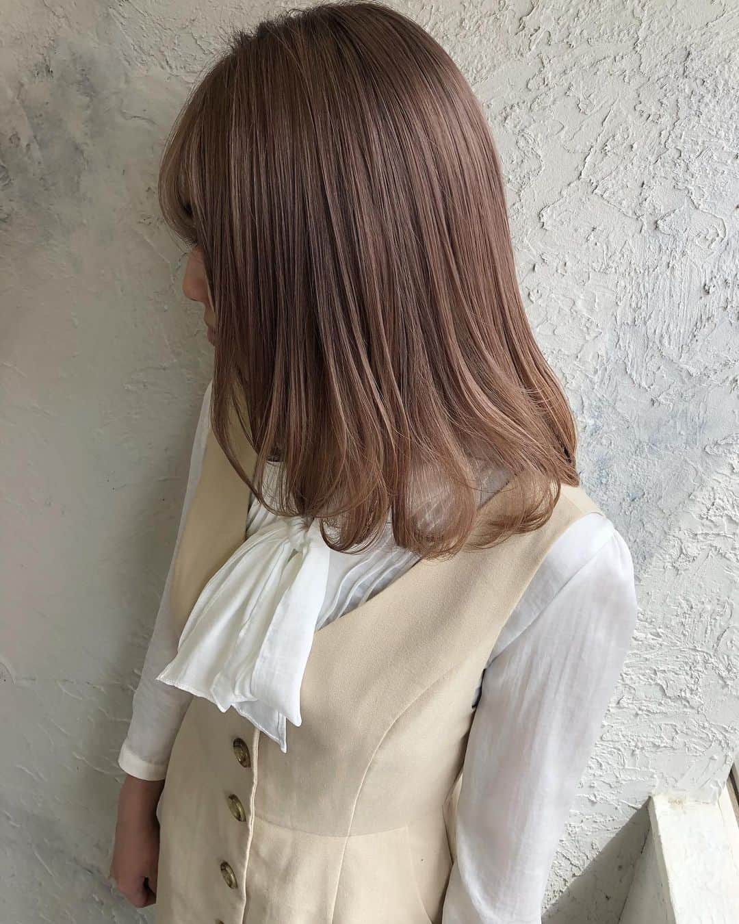 武原 大知 ヘアアレンジのインスタグラム：「milky beige . ミルキーベージュ . #ベージュカラー  . #ミルクティーベージュ  . #ヘアアレンジ#ヘアセット#hair#hairset#hairarrange#hairstyle#ヘアアレンジ簡単#札幌美容室#アドミオカラー#ファッション#札幌#ヘアアレンジやり方#ヘアアレンジ解説#簡単ヘアアレンジ#ウェディング#데일리룩#스타일링#일본#헤어스타일#发型#サロンモデル#撮影#結婚式アレンジ#locari#ロカリヘアアレンジ」