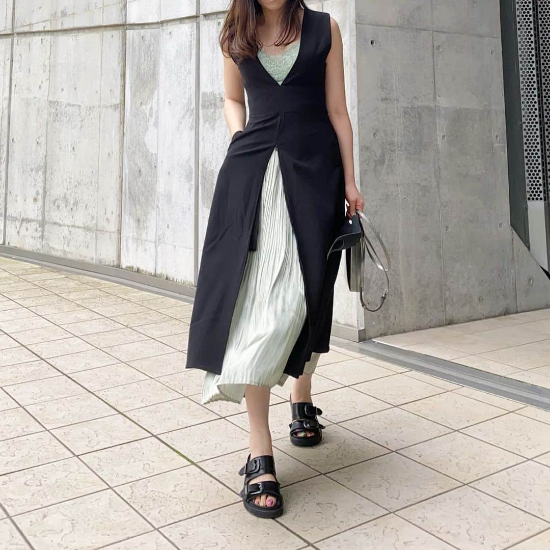 のインスタグラム：「おはようございます☺️ いつかのコーデ↓↓  ㅤㅤㅤㅤㅤㅤㅤ @ladymade_official のワンピースと  @reca.yahoo の ミントグリーン色のスカート💚  スカートのスリット部分を 調整できるので中にパンツを入れても可愛い👖💕  さてさて今日も頑張りましょう🌐  #今日のコーデ #お洒落さんと繋がりたい #オシャレさんと繋がりたい #おしゃれさんと繋がりたい#服好きな人と繋がりたい #韓国ファッション #ootd #いいね返し #今日の服 #韓国好きな人と繋がりたい#おしゃれ好き #着画くら部 #置かずコーデ  #おしゃれな人と繋がりたい #お洒落な人と繋がりたい#reca #recaコーデ」