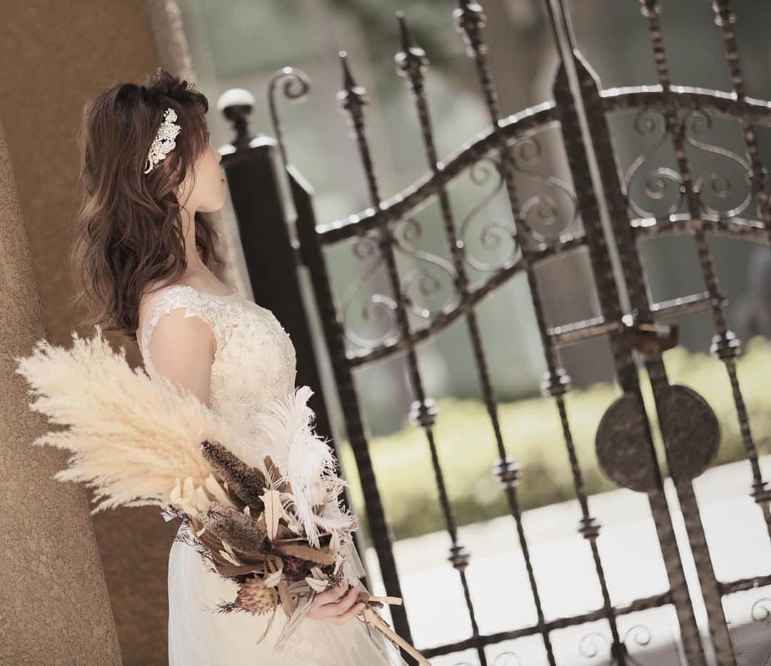 結婚式場　仙台 パレスへいあんさんのインスタグラム写真 - (結婚式場　仙台 パレスへいあんInstagram)「高さのあるスワッグブーケで花嫁姿をより印象的に﻿ ﻿ ﻿ ﻿ ﻿ ﻿ ﻿ パレスへいあんが贈る﻿ 人生で一番美しい日が﻿ 待ち遠しくなるような、﻿ ワクワクするような、﻿ そんなイメージで……﻿ ﻿ ﻿ ﻿ ﻿ ﻿ 歴史の中に、新しい風を。﻿ ﻿ ﻿ ﻿ ﻿ ♛dress♛  ML-219﻿ ♛hairmake♛  Misato Hocchi  Minami Oba﻿ ♛photo♛  Satoshi Konno  Yoko Ouchi﻿ ♛bouquet♛  Ayako Shikano﻿ ♛location♛  サントステファーノ大聖堂﻿ ﻿ ﻿ #パレスへいあん #ブライダルヘア #ブライダルヘアメイク #仙台 #仙台ヘアメイク #ウェディングニュース #仙台結婚式場  #みんなのウェディング #プレ花嫁  #全国のプレ花嫁さんとつながりたい  #結婚式を諦めないで #ウェディングドレス #前撮り #ウェディングアイディア #仙台花嫁 #花嫁コーディネート #ウェディングフォト #スワッグブーケ #結婚式準備 #ストレートドレス #マーメイドドレス」7月29日 8時01分 - palace.heian