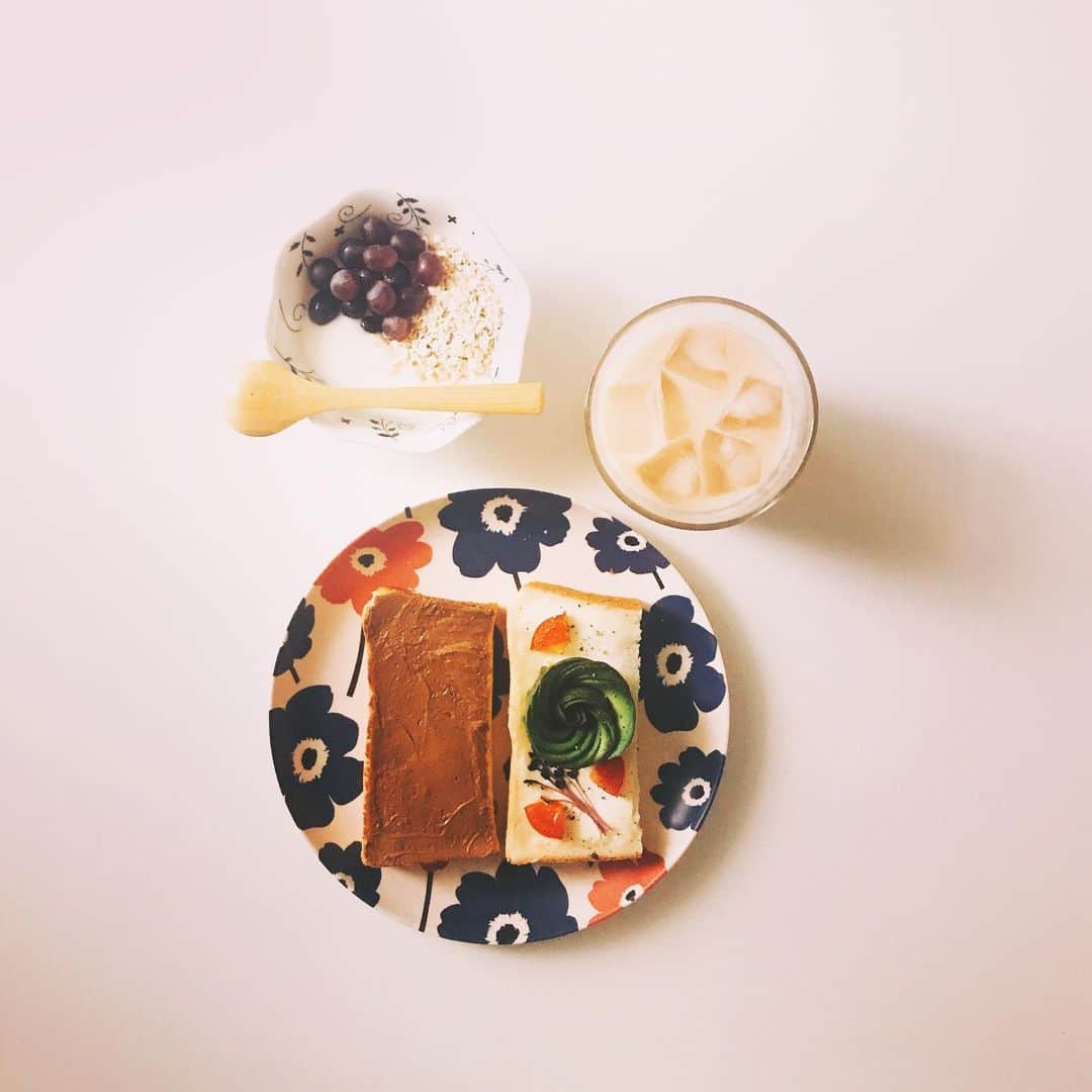 森由月さんのインスタグラム写真 - (森由月Instagram)「・ 今日の朝ごはん。 *アボカドローズ+トマト+レッドキャベツスプラウト+ブラペでクリームチーズトースト *コーヒーホイップクリームトースト *ヨーグルト+デラウェア+オートミール *アイスミルクティー ・ これは単なる食事ではなく、植物が元気に育つ世界&人間の身勝手さにより砂漠と化した地上をモチーフとして並べたメッセージ性のあるアートです。 嘘です。アボカドローズやってみたくてやったはいいけど力尽きてもう1つは雑にクリーム塗って済ませただけです🥑🌹😂 ＊ ＊ ＊ #おうちごはん #朝ごぱん #おうちモーニング #トースト #トーストアレンジ #アールグレイミルクティー #ヨーグルト #2色トースト #クッキングラム #丁寧っぽい暮らし #フーディーテーブル #あさごはん記録 #食パン好きな人と繋がりたい #トーストレシピ #フォロー歓迎 #トーストアート #アボカドローズ #食べ物で遊ぶな #ちゃんと美味しくいただきました  #morning #breakfast #toast #milktea #foodstagram #tasty #yummy #yogurt #instafood #foodie #flatlayout」7月29日 8時15分 - mori_yutsuki