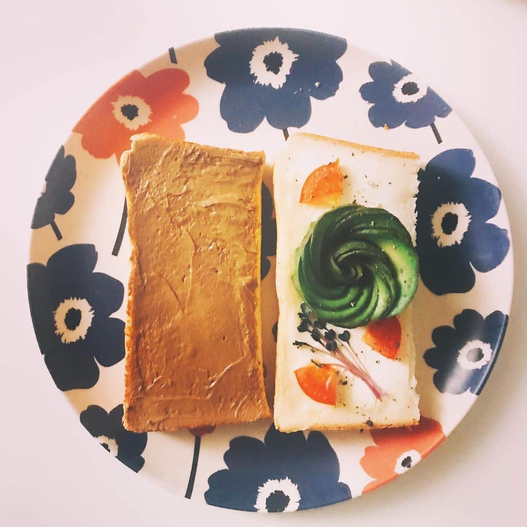 森由月さんのインスタグラム写真 - (森由月Instagram)「・ 今日の朝ごはん。 *アボカドローズ+トマト+レッドキャベツスプラウト+ブラペでクリームチーズトースト *コーヒーホイップクリームトースト *ヨーグルト+デラウェア+オートミール *アイスミルクティー ・ これは単なる食事ではなく、植物が元気に育つ世界&人間の身勝手さにより砂漠と化した地上をモチーフとして並べたメッセージ性のあるアートです。 嘘です。アボカドローズやってみたくてやったはいいけど力尽きてもう1つは雑にクリーム塗って済ませただけです🥑🌹😂 ＊ ＊ ＊ #おうちごはん #朝ごぱん #おうちモーニング #トースト #トーストアレンジ #アールグレイミルクティー #ヨーグルト #2色トースト #クッキングラム #丁寧っぽい暮らし #フーディーテーブル #あさごはん記録 #食パン好きな人と繋がりたい #トーストレシピ #フォロー歓迎 #トーストアート #アボカドローズ #食べ物で遊ぶな #ちゃんと美味しくいただきました  #morning #breakfast #toast #milktea #foodstagram #tasty #yummy #yogurt #instafood #foodie #flatlayout」7月29日 8時15分 - mori_yutsuki
