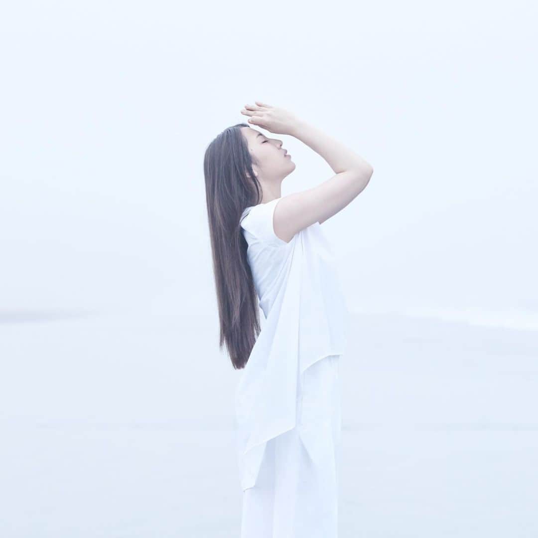 阿部真央さんのインスタグラム写真 - (阿部真央Instagram)「おはようございます🌻✨‬  ‪新曲「Be My Love」のジャケ写公開です🙋‍♀️そしてNEWアーティスト写真も同時公開👏‬ ‪今回のアートワークとてもお気に入りです‬ ‪ふっふふー♪‬  ‪Be My Loveは8/12配信開始です☺️‬ ‪どうぞ宜しくお願いします🙋‍♀️✨‬  ‪そして皆、今日も素敵な1日を♡‬  art direction: @go.matsuda  photo: @sayukiinoue   まお  ‪#BeMyLove #阿部真央 #あべま‬」7月29日 8時08分 - abemao_official