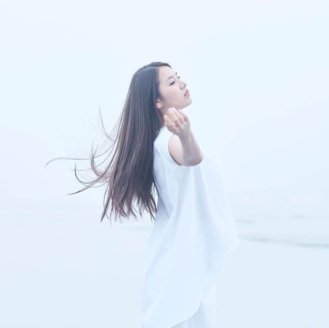 阿部真央さんのインスタグラム写真 - (阿部真央Instagram)「おはようございます🌻✨‬  ‪新曲「Be My Love」のジャケ写公開です🙋‍♀️そしてNEWアーティスト写真も同時公開👏‬ ‪今回のアートワークとてもお気に入りです‬ ‪ふっふふー♪‬  ‪Be My Loveは8/12配信開始です☺️‬ ‪どうぞ宜しくお願いします🙋‍♀️✨‬  ‪そして皆、今日も素敵な1日を♡‬  art direction: @go.matsuda  photo: @sayukiinoue   まお  ‪#BeMyLove #阿部真央 #あべま‬」7月29日 8時08分 - abemao_official