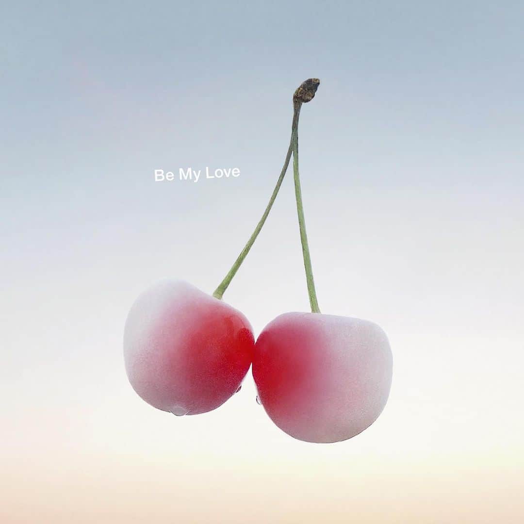 阿部真央のインスタグラム：「おはようございます🌻✨‬  ‪新曲「Be My Love」のジャケ写公開です🙋‍♀️そしてNEWアーティスト写真も同時公開👏‬ ‪今回のアートワークとてもお気に入りです‬ ‪ふっふふー♪‬  ‪Be My Loveは8/12配信開始です☺️‬ ‪どうぞ宜しくお願いします🙋‍♀️✨‬  ‪そして皆、今日も素敵な1日を♡‬  art direction: @go.matsuda  photo: @sayukiinoue   まお  ‪#BeMyLove #阿部真央 #あべま‬」