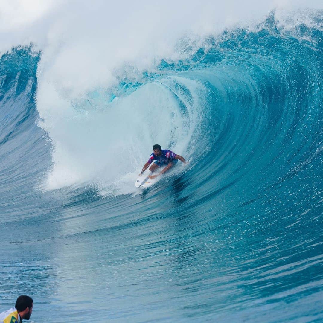 ミシェル・ボレーズのインスタグラム：「Would you like to surf a perfect left  with your top 5 CT surfers and get tips from them with no footage or with your 5 best friends and the coverage will be worldwide ? 😁😁😁😉 @wsl」