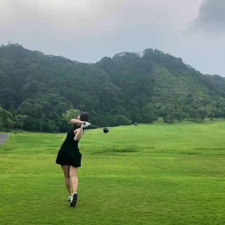 のインスタグラム：「昨日のティーショット🏌️‍♀️ . 練習よりも無意識に少しウィークに握ってしまってスライスすることが判明💡 . すぐに楽なスイングをしようとしてしまうから、毎打意識することが大切なんだなーと🤔 . 気を付けてたのは主に2つ。 ① グリップをストロングに握ること。 ② テークバックで右の骨盤が後方に引けないように踏ん張ること。 . 昨日1番飛んだショットは187yd🏌️‍♀️ だんだんとドライバーの良い当たりが増えて飛距離でる様になってきて嬉しい🙌 . .  #ドライバー #driver #ティーショット #ゴルフスイング #golfswing  #上手くなりたい  #女子ゴルフ  #ゴルフ女子  #ゴルフ男子  #ゴルフ愛  #ゴルフバカ  #ゴルファー　 #golfrange  #golflife  #golfer  #golf  #골프  #กอล์ฟ  #golfstagram  #instagolf」