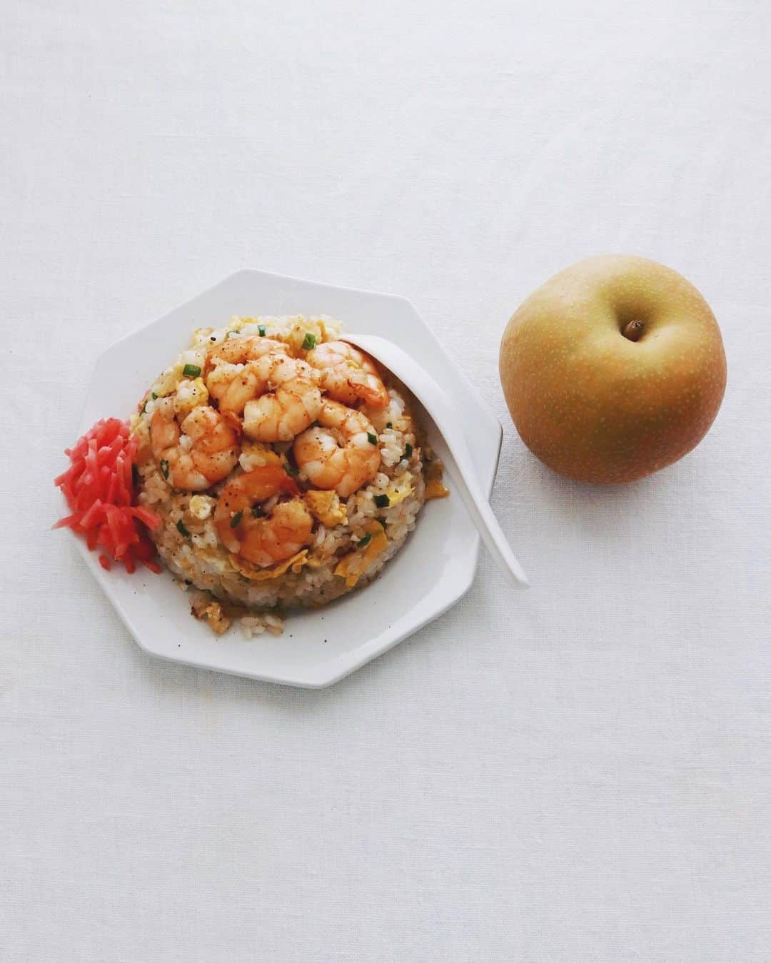 樋口正樹さんのインスタグラム写真 - (樋口正樹Instagram)「fried rice 🍤 . 朝ごはんは エビ炒飯と 梨のセット。 . . #チャーハン #炒飯 #海老炒飯 #エビチャーハン #梨 #幸水 #朝中華 #friedrice」7月29日 8時21分 - higuccini