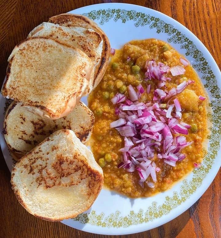 Food & Wineさんのインスタグラム写真 - (Food & WineInstagram)「There's a running joke in Restaurant Editor @khushandoj's family that she eats onions with a side of pav bhaji. Tap the link in our bio for @maneetchauhan's version, and we'll leave the onion topping ratio up to you. 🙃」7月29日 8時33分 - foodandwine