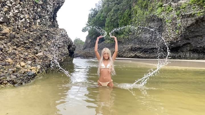 舘林佳史のインスタグラム：「#ブルーチャージ　 サマーガール✨人気インスタグラマーやよさん✨伊豆撮影🏖❣️﻿ ﻿ スローモーション撮影&空撮しながらカッコいいプロモーション作っちゃいました😍💕﻿  ﻿ ﻿ ﻿ ﻿ ﻿  誰でも物語の主人公になれるをキャッチコピーに﻿ ドラマや映画の物語のワンシーンの様なDramaticStoryPhotと言う名前で活動作品作りをしています。﻿ ﻿ 大好評のドラマティックフォトのご依頼はこのクオリティーで30000円〜(ほぼ諸経費)で受け賜わっています)^o^( ﻿ ﻿ 素敵な作品を一緒に作りたい！コラボレーションしたい 美容師・メイクアップアーティストさん ・服飾デザイナーさんクリエイターさんも随時募集中です✨﻿ ﻿ お姫様になりたい👸物語の主人公になってみませんか^ ^⁉︎.﻿ ﻿ ﻿ たった一枚の写真で人生が変わる‼️﻿ ﻿ ﻿ ✨作品作り体験モデルに興味がある方 ドラマティックフォト依頼 撮影依頼 体験モデル募集﻿ ﻿ ①お名前②地域③年齢④身長⑤LINE ID⑥応募理由やお問い合わせ内容⑦最近の髪型スタイルの分かる写真をDMまたはメール下さい✨﻿ ﻿ 📩contact@dramaticphoto.jp﻿ ﻿ モデル宣材撮影 コンポジ Book作り プロフィール撮影 ブライダルフォト記念撮影 衣装レンタル 成人式 着物 ドレスロケーションフォト スチール サロンモデル撮影 写真集等撮影のご依頼何でもお気軽にお問い合わせDM下さい✨📩 .﻿ ༚┈❁┈༚༝༝༚┈❁┈༚༝༝༚┈❁┈༚༝༝༚┈❁┈ ༚༝༝༚┈❁┈﻿ ． 【掲載モデル個撮紹介】﻿ ﻿ 掲載モデルを撮ってみたいと思った事はありませんか^ ^⁉️﻿ .﻿ 掲載モデルさんをご紹介出来るようになりました❣️﻿ .﻿ ✅ポートレート撮影をやってみたいけどモデルモデルが見つからない。﻿ ✅モデルと一対一でポートレート撮影したい。﻿ ✅撮影会だと撮りたい構図の写真が撮れない。﻿ ✅モデル2人でツイン撮影したい。﻿ ✅友達のカメラマンと一緒にモデルを撮りたい。﻿ ✅モデルとメイクさんを呼んで作品作りをしたい。﻿ ✅スタジオで個撮したい。﻿ ✅海や山で撮影したい。﻿ ✅水着撮影したい。﻿ ✅仕事帰りに撮影したい。﻿ ✅夜景やネオンで撮りたい。﻿ ✅フォトコンにチャレンジしたい。﻿ ✅美容院スタイリストの作品作りコンテストモデル探しや撮影をしたい。カメラマンも探している。﻿ ✅プロのフォトグラファーを 目指している。﻿ ✅プロのカメラマンと同行してもらって勉強したい。﻿ ✅自分の都合の良い日や時間に合わせて撮影がしたい。﻿ .﻿ ༚┈❁┈༚༝༝༚┈❁┈༚༝༝༚┈❁┈༚༝༝༚┈❁┈ ༚༝༝༚┈❁┈﻿ ． 【掲載モデルの個人撮影依頼】﻿ .﻿ お問い合わせは以下の内容を記入しDM 📩﻿ 又はLINE下さい ID510661(舘林佳史)﻿ .﻿ お取り次ぎ致します❣️﻿ .﻿ 件名《個撮モデルお問い合わせ》﻿ ⚫︎氏名:﻿ ⚫︎年齢:﻿ ⚫︎連絡先:﻿ ⚫︎メールアドレス:﻿ ⚫︎カメラ歴: 年﻿ ⚫︎希望モデル名:﻿ ⚫︎希望日:﻿ ⚫︎希望時間:﻿ ⚫︎希望集合場所:  駅や施設名﻿ ⚫︎希望撮影地: 湘南  鎌倉 横浜 ○○公園 等﻿ ⚫︎移動手段: 徒歩  車﻿ ⚫︎希望衣装: ドレス・ロングスカート・ミニスカート・ワンピース・普段着・カジュアル・ショーパン・お任せ・着物・その他﻿ ⚫︎衣装(モデルさんに持って来て欲しい・自分で用意したい)﻿ .﻿ .﻿ ༚┈❁┈༚༝༝༚┈❁┈༚༝༝༚┈❁┈༚༝༝༚┈❁┈ ༚༝༝༚┈❁┈﻿ ． ◆撮影料金﻿ .﻿ 基本撮影時間:3時間(休憩時間移動込み)﻿ 15000円﻿ ⚫︎延長:1時間ごとに5000円﻿ ﻿ .﻿ ༚┈❁┈༚༝༝༚┈❁┈༚༝༝༚┈❁┈༚༝༝༚┈❁┈ ༚༝༝༚┈❁┈ . ．﻿ #サマーガール#水着撮影#写真集撮影#ドローン#空撮#水着撮影#プロモーション#伊豆#キュート#伊豆観光#グラビア #グラビア撮影 #フリーモデル#ドラマティックストーリーフォト#インスタ映え#作品作り #撮影依頼#シューティング#撮影依頼募集中 #ファインダー越しの私の世界 #写真を撮るのが好きな人と繋がりたい  #ストロビスト#ポートレート#ポートレートモデル#モデル募集#被写体#カメラマン#フォトグラファー#photographer」
